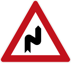 Verkehrszeichen 105: Doppelkurve (zunächst rechts)